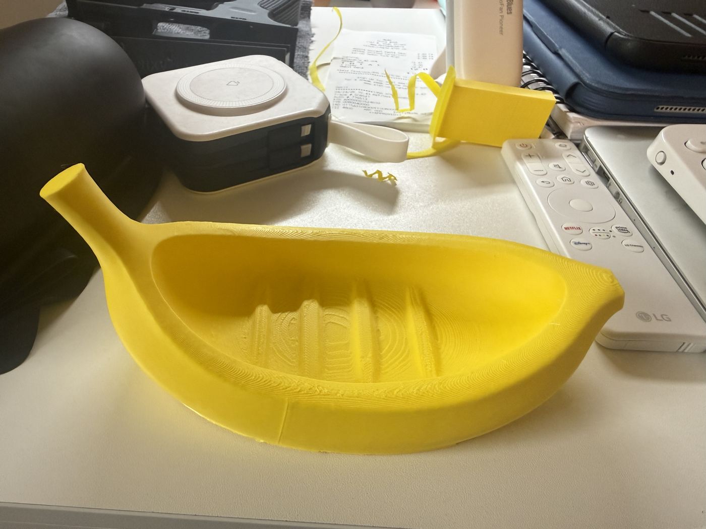 Banana-shaped bowl print in yellow