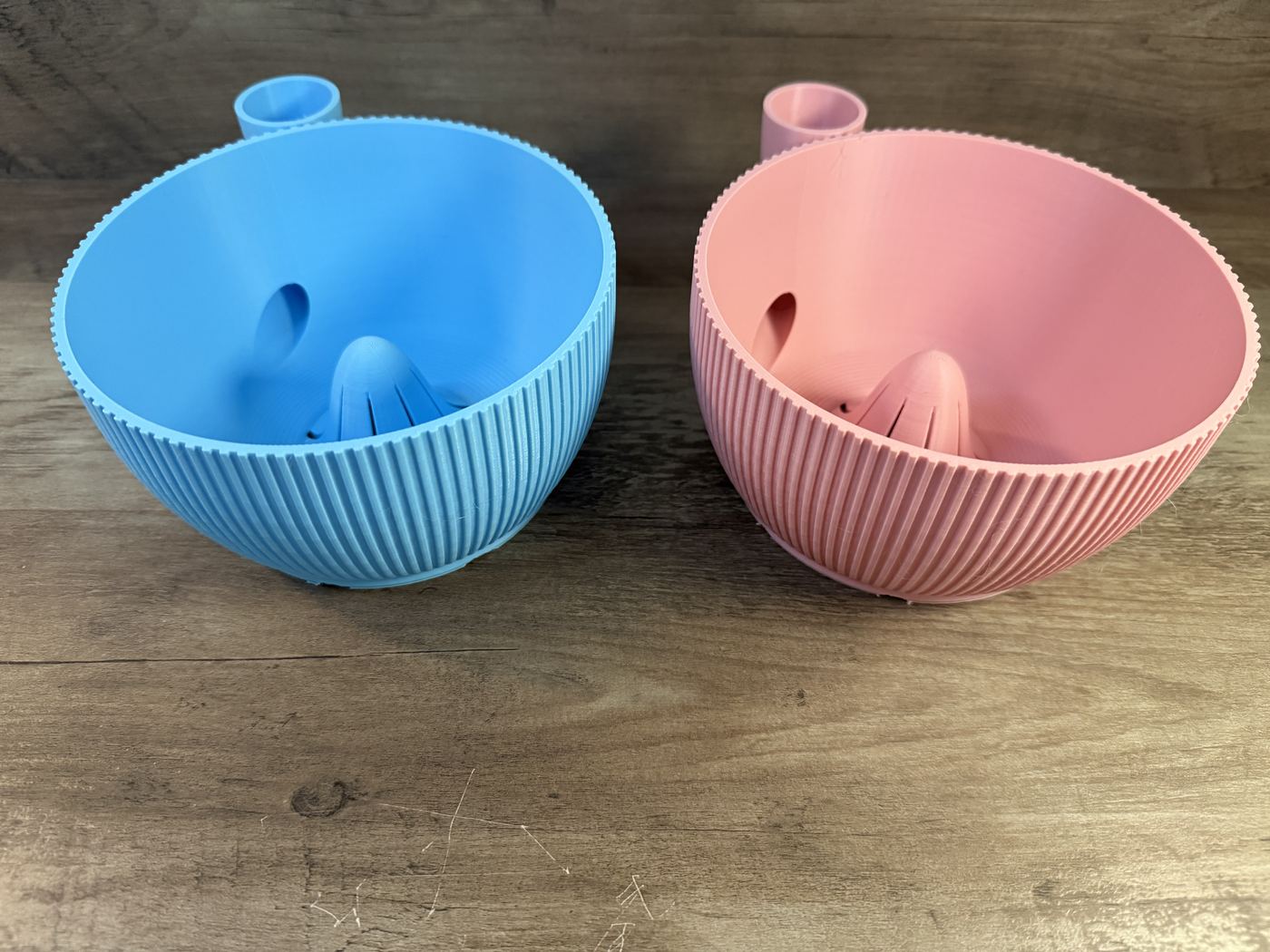 Ribbed citrus juicer bowls in blue and pink