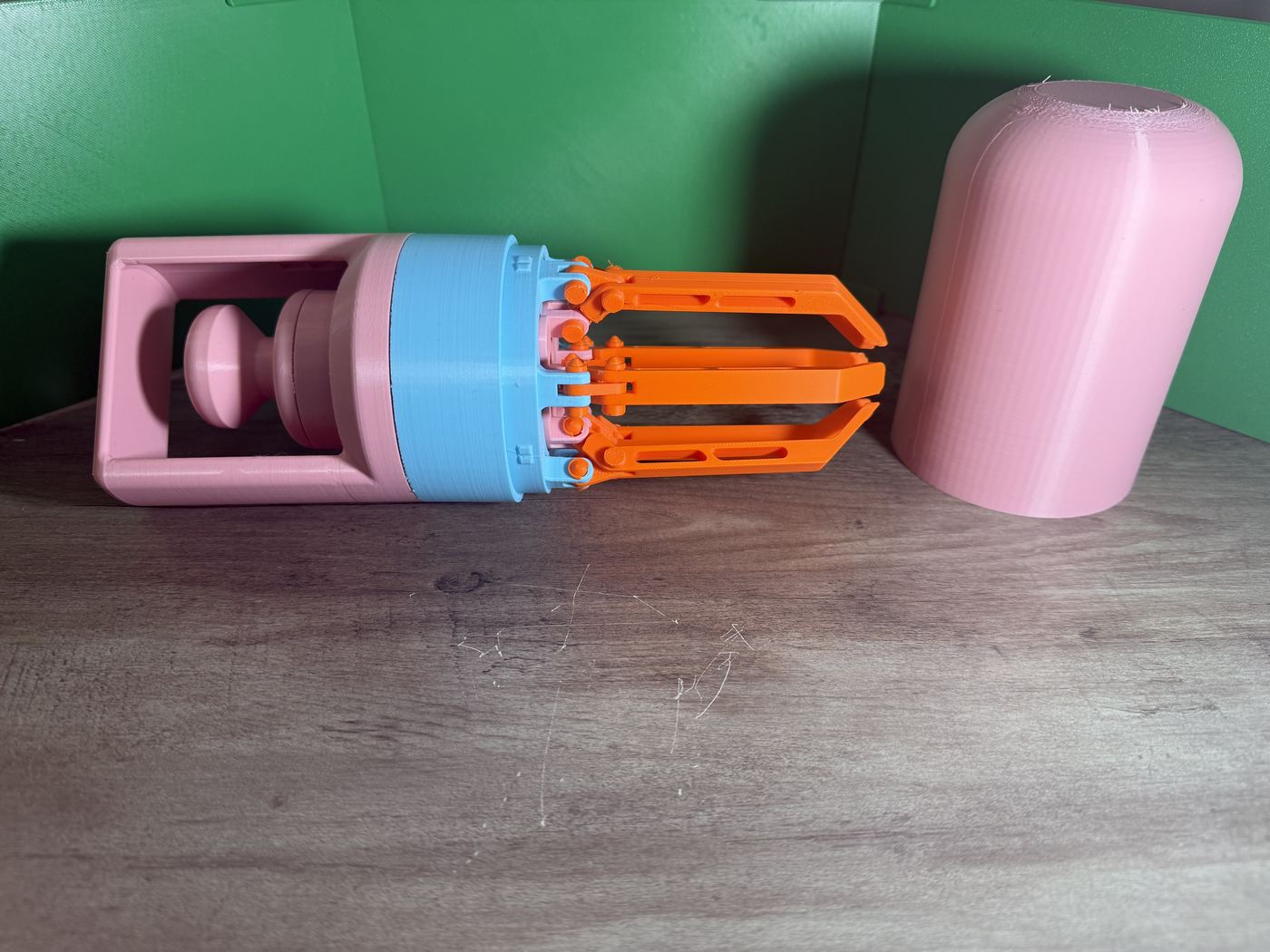 Posable mechanical claw fidget mechanism in orange and blue